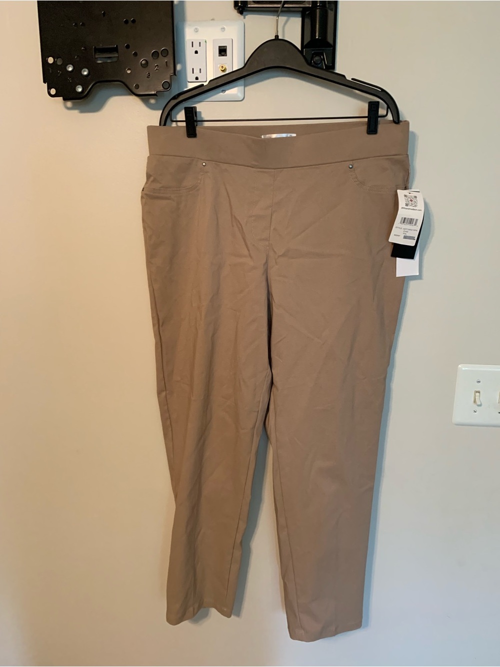 New Woman’s 89th & Madison Taupe Cropped Ankle Pants. Size PXL